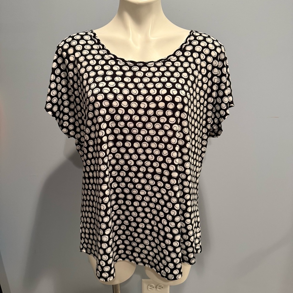Chico’s Short Sleeve Scoop Neck Top –Size 3 (US 16–18) – Black & White Polka Dot